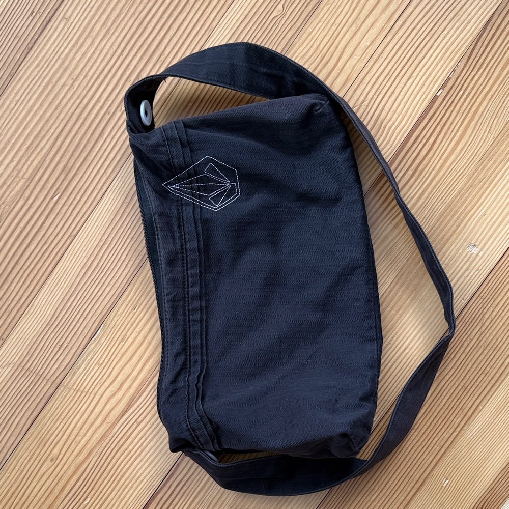 black Volcom crossbody bag preloved - Picture 6 of 6